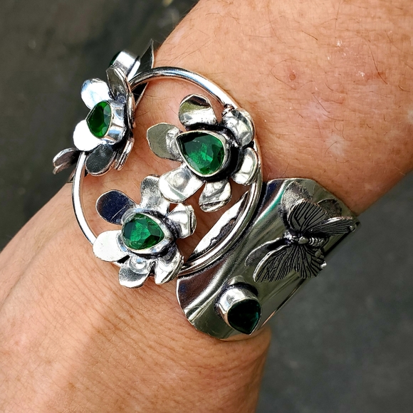 New Unique Peridot Butterflies and Flowers Silver Cuff Bracelet. - Picture 9 of 16